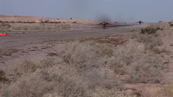 AV-8 Harrier Ii Jet passeert een andere en neemt af — Stockvideo
