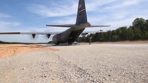 Humvee desembarca de Lockheed C-130 — Vídeo de stock