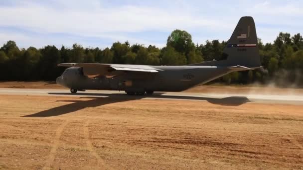 Lockheed C-130 preparándose para despegar de la pista — Vídeo de stock