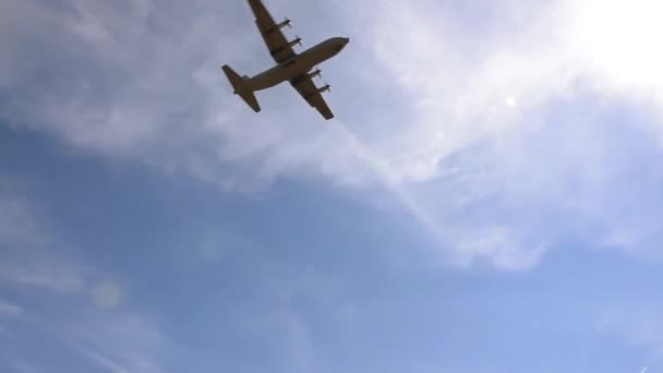 Lockheed C-130 Hércules voando acima no céu azul — Vídeo de Stock