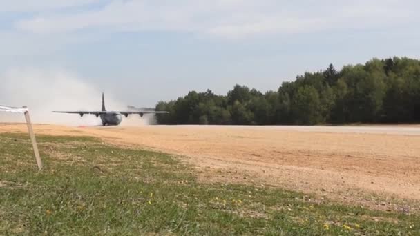 Lockheed C-130 levette a kifutópálya nyílt területen — Stock videók