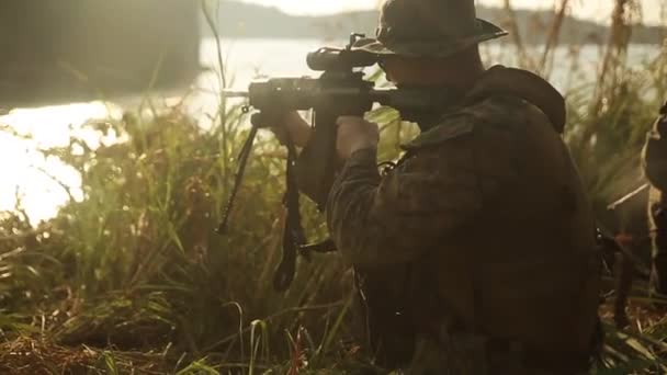 Солдаты в тактической боевой практике на пляже — стоковое видео