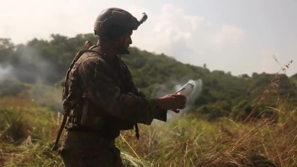 Soldado activa y lanza granada de humo — Vídeo de stock