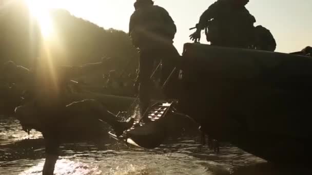 Soldater i stridsammunition ombord båtar på stranden — Stockvideo