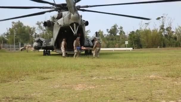 Flygare bära sårad soldat av Ch-53e helikopter — Stockvideo