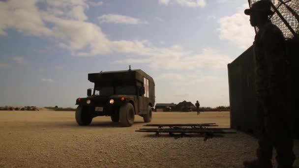 Военные медицинские автомобили на военной базе — стоковое видео