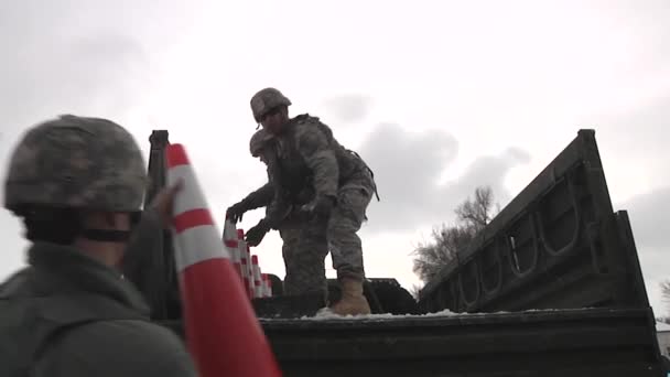 Soldaten verkeer kegels op achterkant vrachtwagen laden — Stockvideo