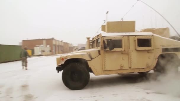 Militaire humvees rijden in zware sneeuwval — Stockvideo