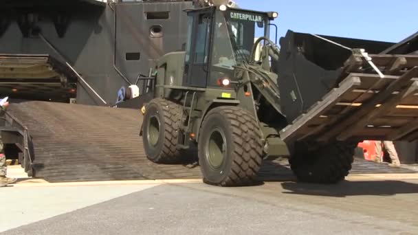 Στρατιωτική περονοφόρα αποβίβαση από πλοίο που μετέφερε εξοπλισμό — Αρχείο Βίντεο