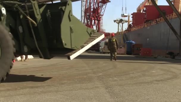 Carrelli elevatori militari che trasportano attrezzature alla guida nel molo — Video Stock