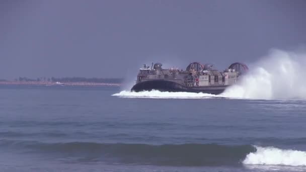 Militaire hovercraft aankomen op het strand 2 — Stockvideo