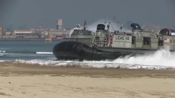 Askeri hovercraft kumsalda gelir ve söner — Stok video