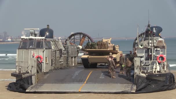 M1 Abrams tank vertrekt Us Navy hovercraft — Stockvideo