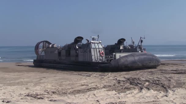 US Navy hovercraft militare sulla spiaggia gonfia — Video Stock