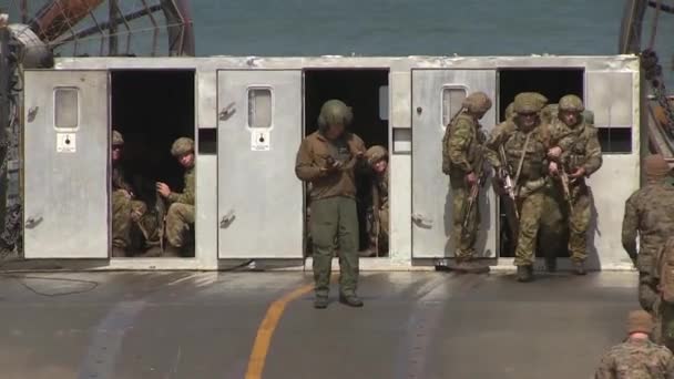 Soldados salen de la cabina del aerodeslizador US Navy — Vídeo de stock
