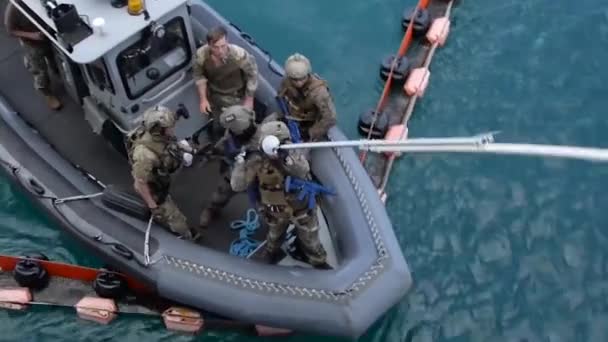 Soldiers placing tactical ladder on ship from boat — Stock Video