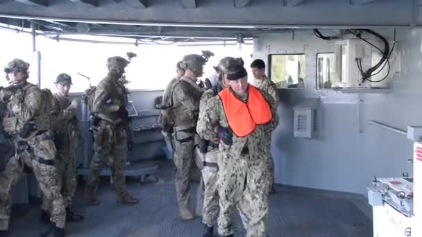 Vojáci napodobuje zatčení nepřítele — Stock video