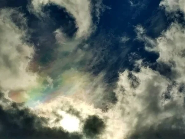 Regenboog wolken in Stormy Sky — Stockfoto