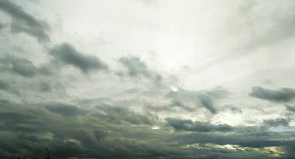 Dramatisch stürmischer bewölkter Himmel — Stockfoto