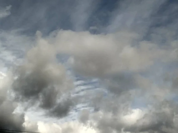 Dramatiska stormiga molnig himmel — Stockfoto