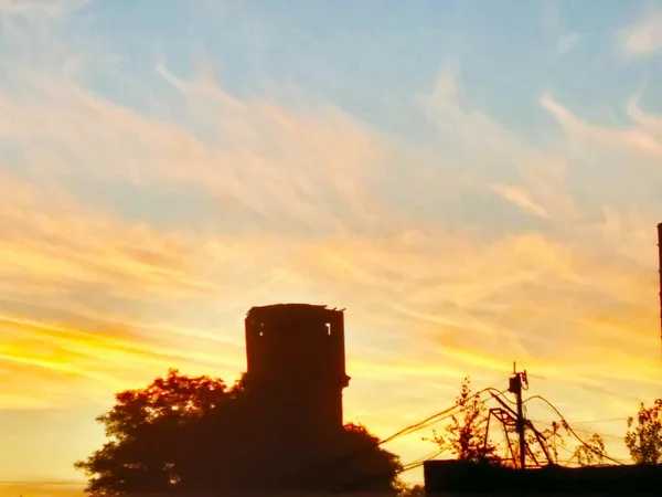 Старая промышленная башня и удивительное небо — стоковое фото