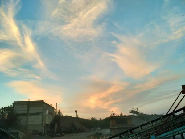 Pôr do sol mágico no lugar industrial — Fotografia de Stock