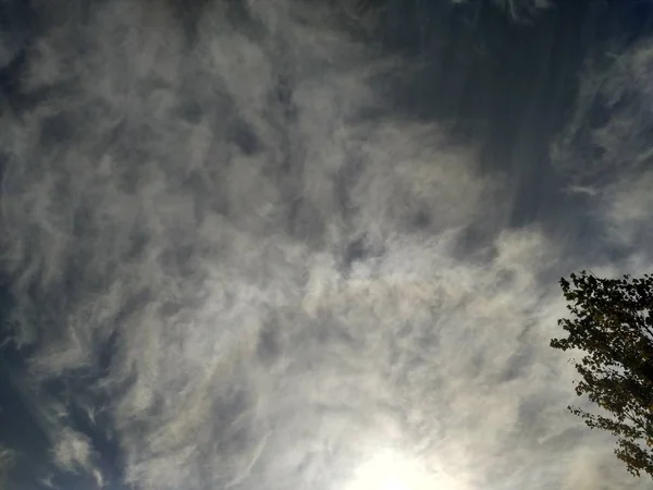 매우 아름 다운 곱슬 물결 모양 구름 — 스톡 사진