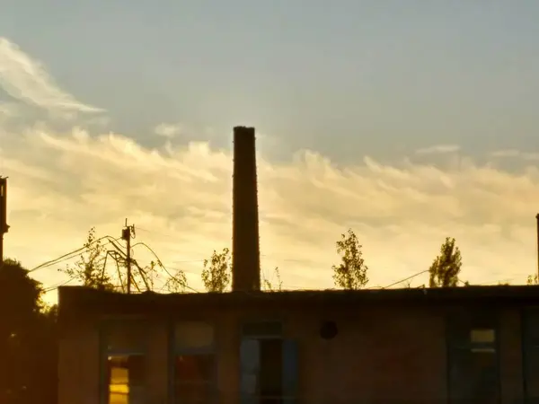 Старая промышленная башня и удивительное небо — стоковое фото