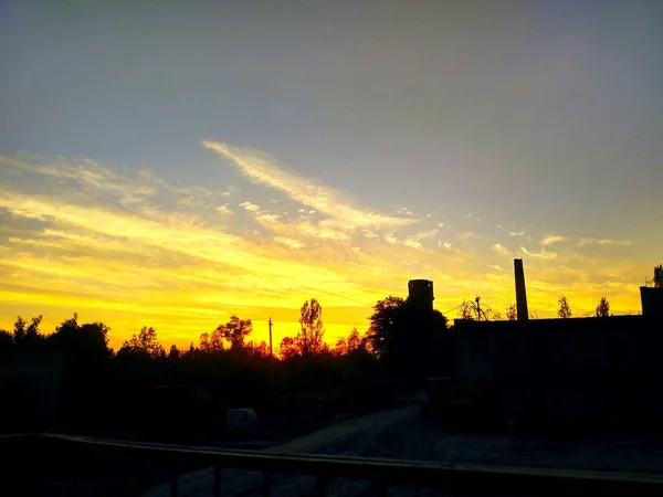 Alter Industrieturm und erstaunlicher Himmel — Stockfoto