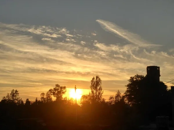 Encantador pôr do sol no campo — Fotografia de Stock