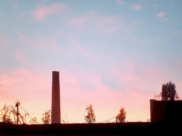 Puesta de sol mágica en un lugar industrial — Foto de Stock