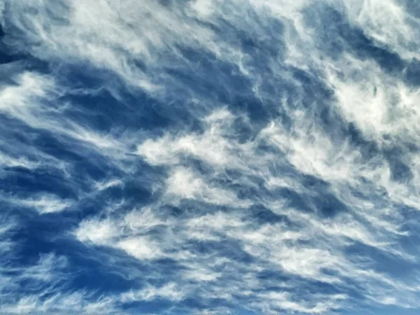 令人难以置信的美丽卷曲的波浪云 — 图库照片