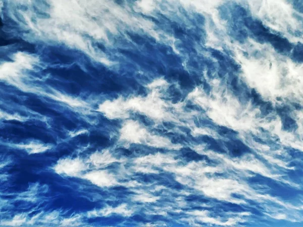 令人难以置信的美丽卷曲的波浪云 — 图库照片