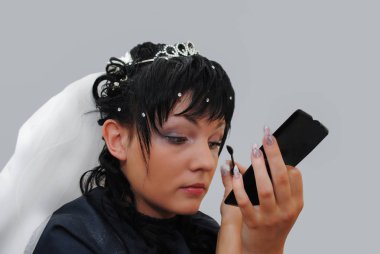 Beyaz duvak düğün öncesi gelin makyaj kirpik ve kaşların aynanın önünde geçerli.