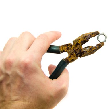 Eldeki eski pense izole edilmiş. Paslı bir somun sabitlenmiş.