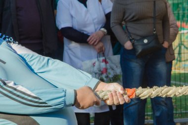 Halat atletleri yarışmalar. Bir kişi ipi çeker.