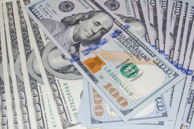 Yeni ve eski 100 dolarlık banknotlar. Geniş açı dolar