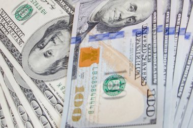 Yeni ve eski 100 dolarlık banknotlar. Geniş açı dolar