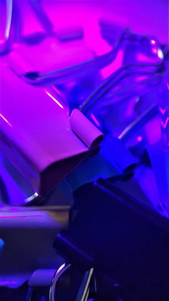 Farbige Büroklammern unter ultravioletten Makro-Nahaufnahmen für den Hintergrund — Stockfoto