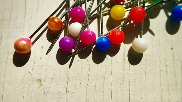 Multicolor pin on white. pushpin set in different colors of the button, randomly macro close-up — Stock Photo, Image