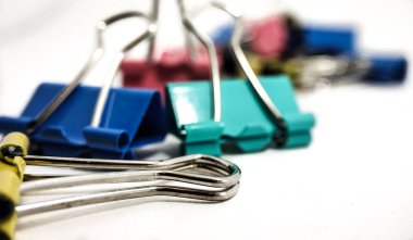 Beyaz bir arka plan üzerinde yakın bir yığın içinde çok renkli ataş