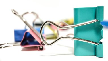 Beyaz bir arka plan üzerinde yakın bir yığın içinde çok renkli ataş