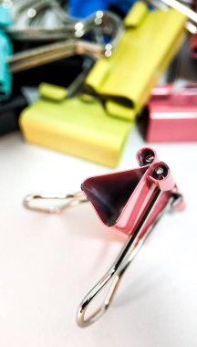 Beyaz bir arka plan üzerinde yakın bir yığın içinde çok renkli ataş