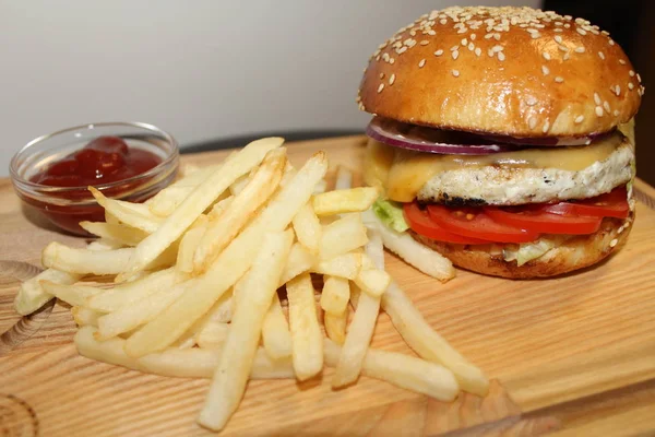 Burger gemide patates kızartması ile