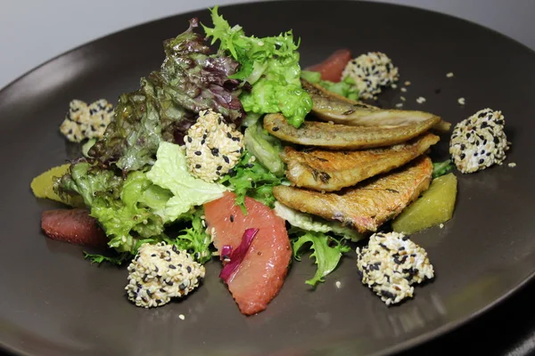 Balık greyfurt peynir salatası
