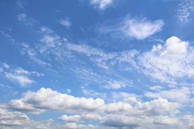 mavi gökyüzü beyaz küçük bulutlar backgraund ile