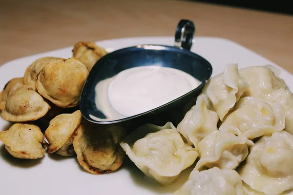 Dumplings Dumplings Fritos Con Salsa Blanca —  Fotos de Stock