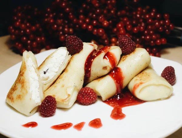 Lor ve ahududu reçeli ile Pancakes