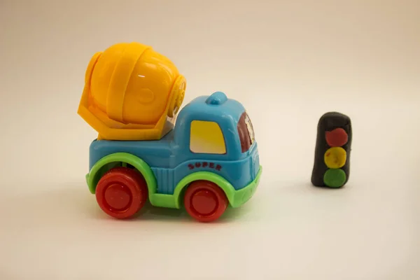 Çocuk oyuncak mavi kamyon ve beyaz arka plan üzerinde siyah trafik ışığı