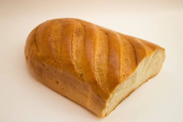 Pół Pyszny Chleb Miękki Białym Tle — Zdjęcie stockowe